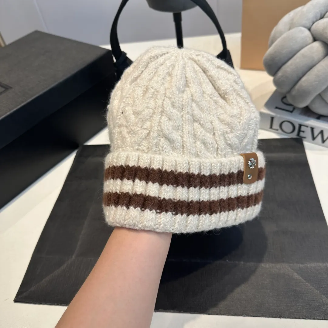 P60 Crow Heart Autumn and Winter Wool Knitted Beanie This must be the favorite of minimalism. It is clean, neat, fashionable and versatile, and will definitely not be picky about your face shape! A fashionable classic that lasts forever! Fashionable black and white can be purchased together!